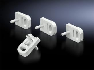 Wandbefestigungslasche an das PK-Gehäuse verstiften und an der Wand befestigen 